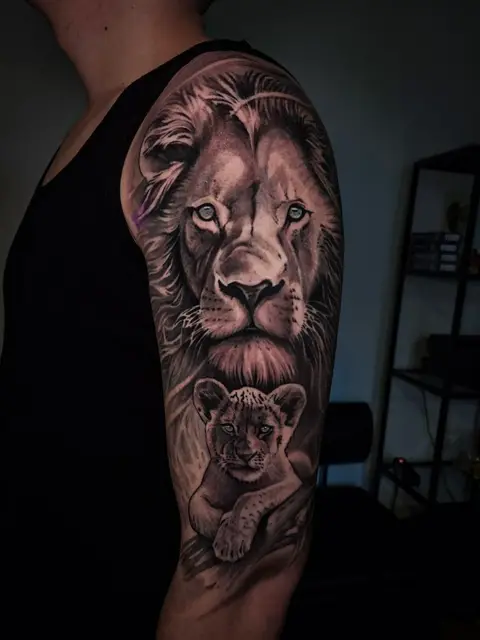 Realistic Lion & Cub