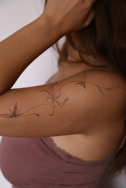 Fine Line Floral Flow Tattoo on the Shoulder