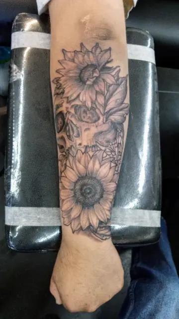 Black and grey sunflowers and skull